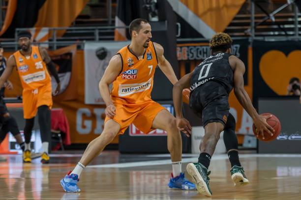 在压力下的 在压力下的