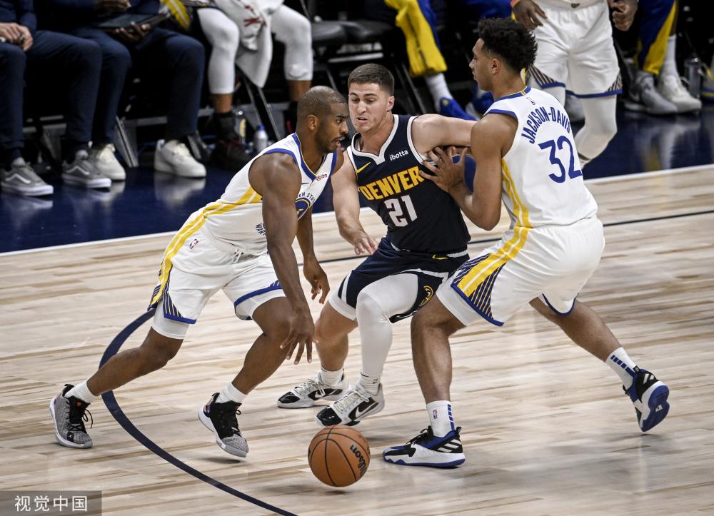 峻的背景下 峻的背景下