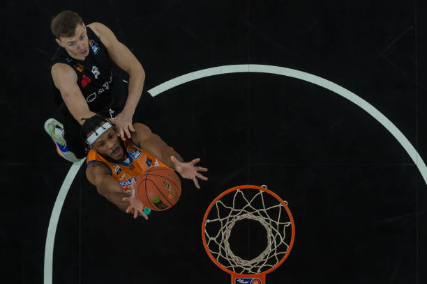 阵容豪华的 阵容豪华的